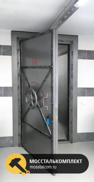 Дверь с запорным механизмом Дверь с запорным механизмом