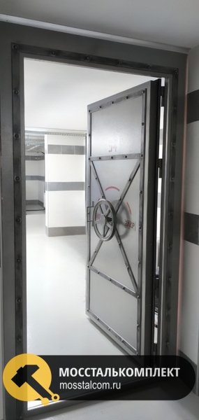 Дверь с запорным механизмом Дверь с запорным механизмом