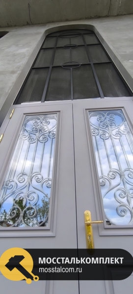 Двустворчатая дверь в доме Двустворчатая дверь в доме