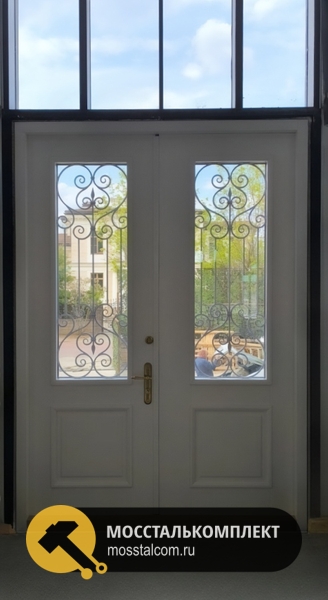 Двустворчатая дверь в доме Двустворчатая дверь в доме