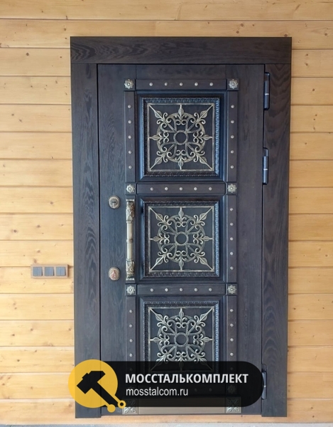 Дверь с ковкой и отделкой МДФ Дверь с ковкой и отделкой МДФ