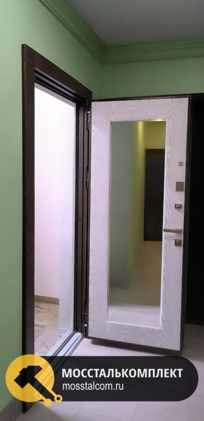 Квартирная дверь с зеркалом Квартирная дверь с зеркалом